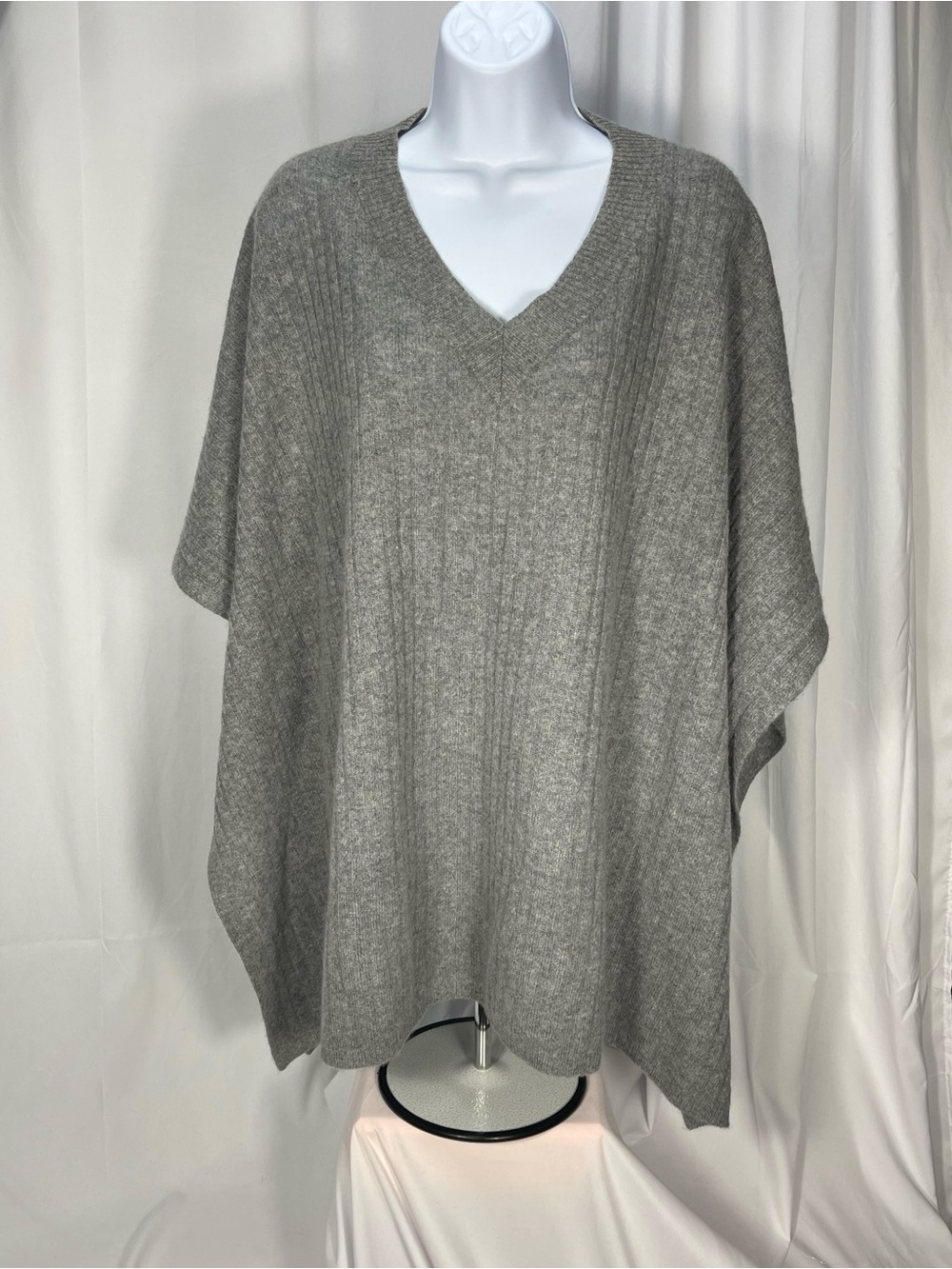Halogen 100% Cashmere Gray V-Neck Knit Poncho Sweater w/slight texture. SOFT